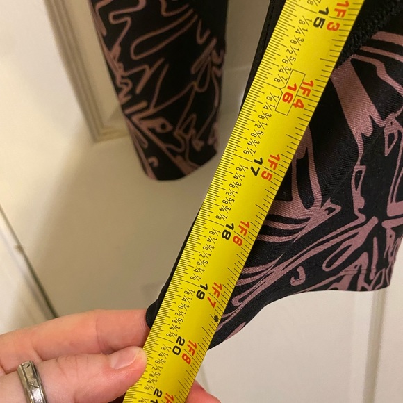 ***3/$45***Under Armour LIKE NEW HeatGear Capri Leggings XL - Picture 10 of 10